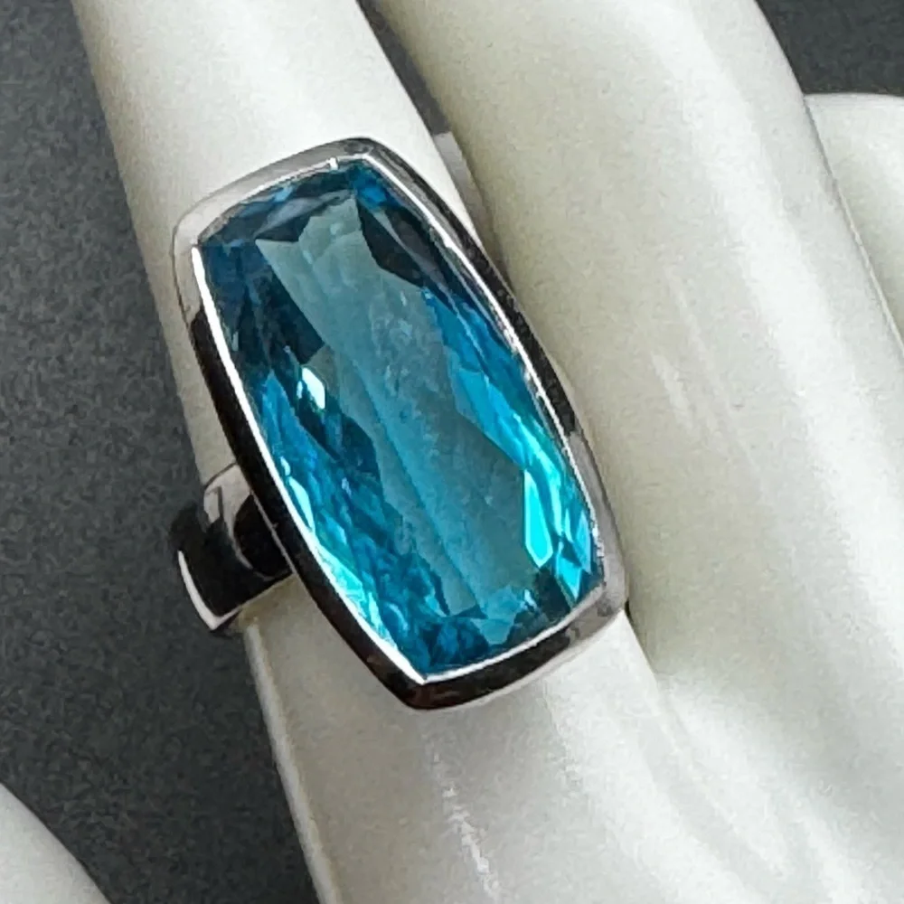 Elegant Blue Topaz‎ and sterling Silver Ring